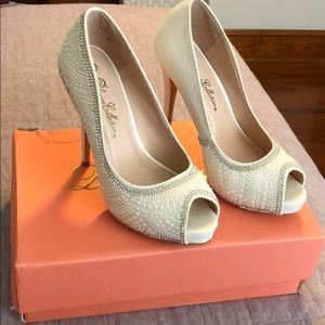 De Blossom White Wedding Heels - Size 6.5”